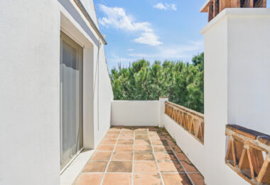 Przestronny pokój czteroosobowy, dwupoziomowy apartament w kompleksie Los Pinos de Aloha, Nueva Andalucía, Marbella