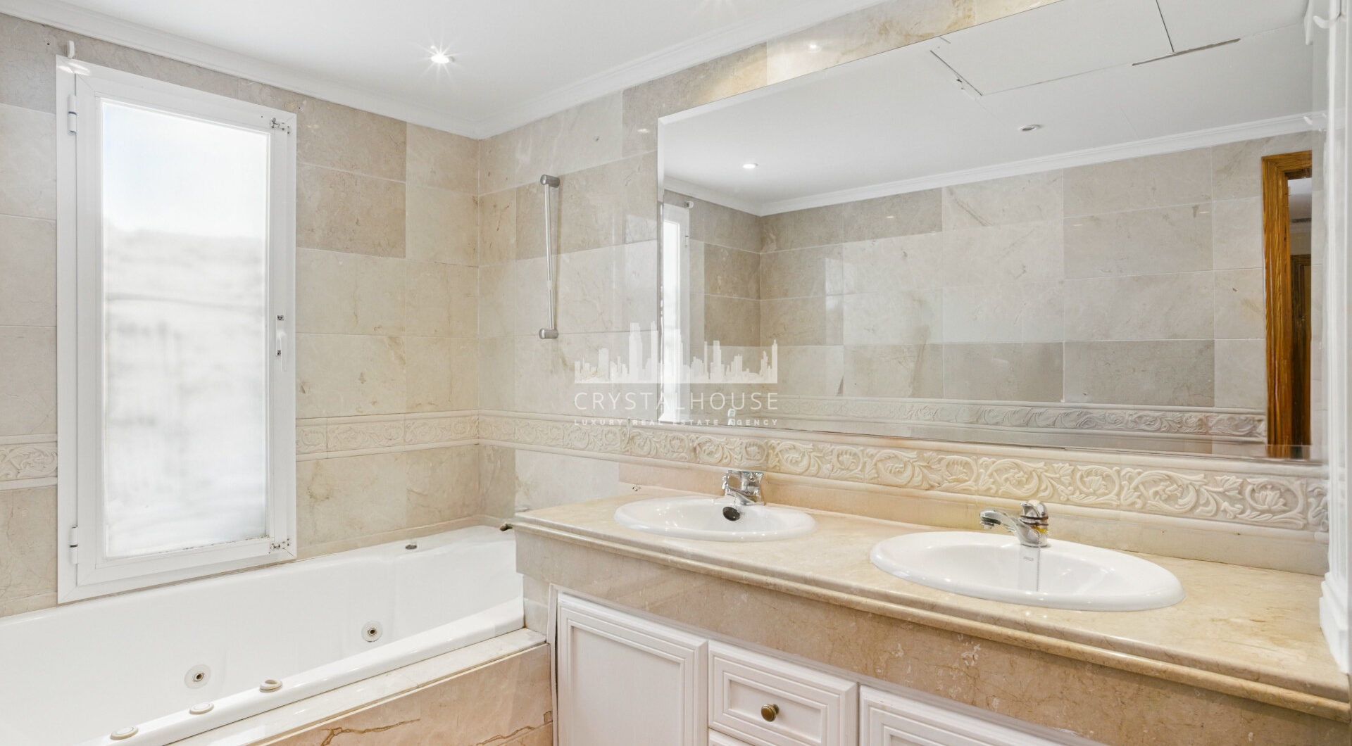 Przestronny pokój czteroosobowy, dwupoziomowy apartament w kompleksie Los Pinos de Aloha, Nueva Andalucía, Marbella
