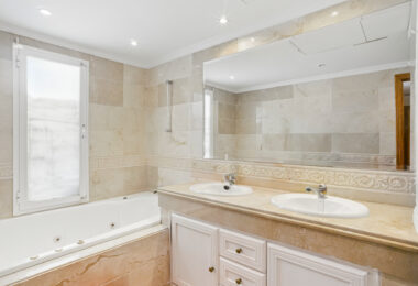 Przestronny pokój czteroosobowy, dwupoziomowy apartament w kompleksie Los Pinos de Aloha, Nueva Andalucía, Marbella
