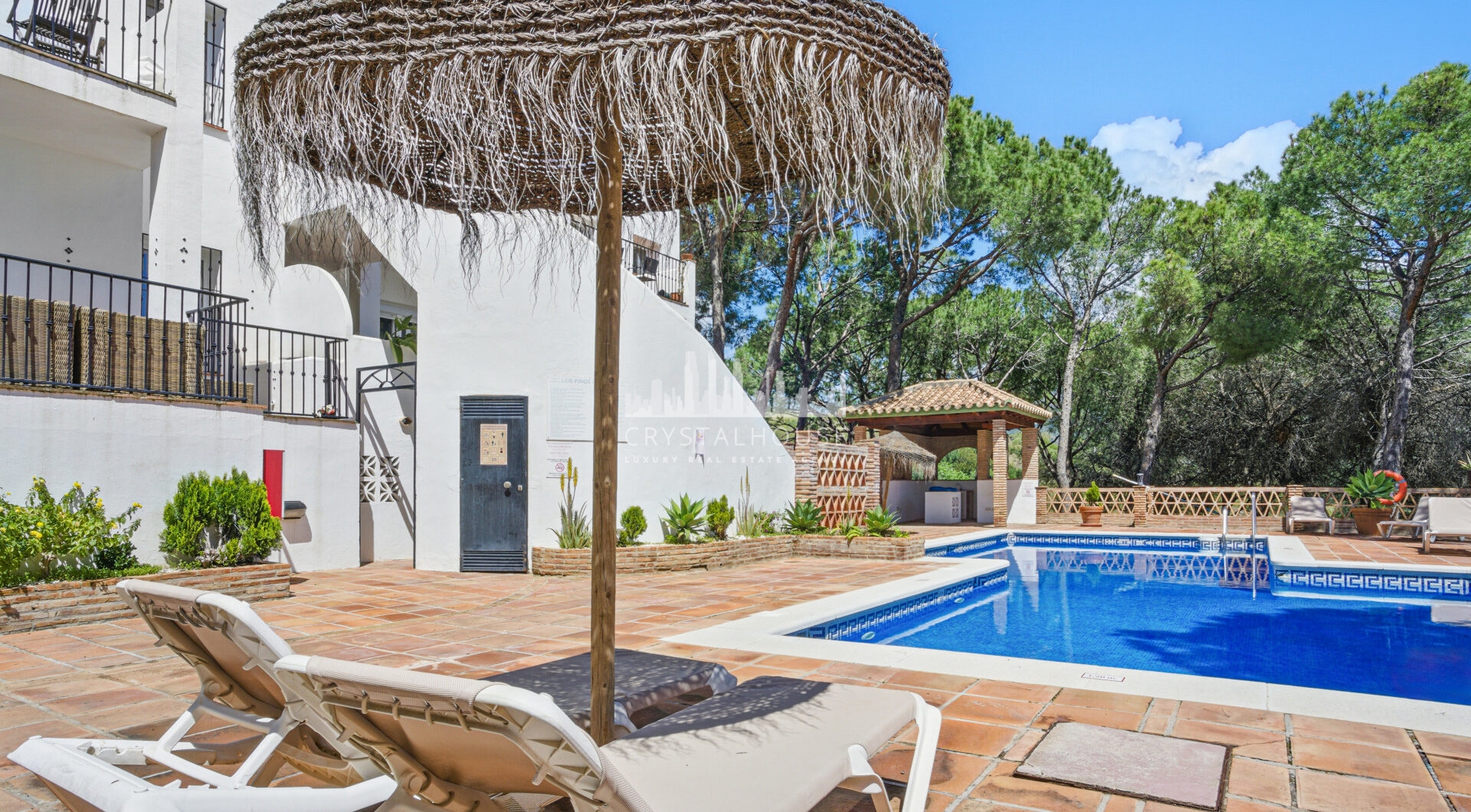 Przestronny pokój czteroosobowy, dwupoziomowy apartament w kompleksie Los Pinos de Aloha, Nueva Andalucía, Marbella