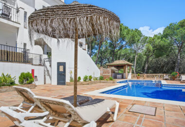 Przestronny pokój czteroosobowy, dwupoziomowy apartament w kompleksie Los Pinos de Aloha, Nueva Andalucía, Marbella