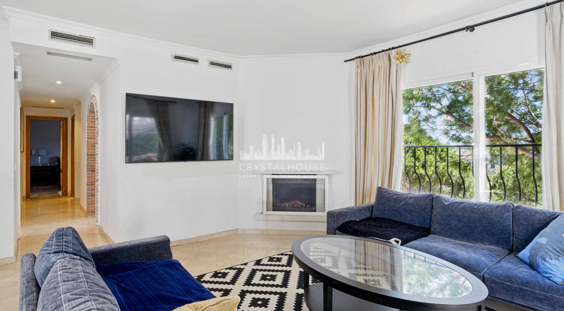 Przestronny pokój czteroosobowy, dwupoziomowy apartament w kompleksie Los Pinos de Aloha, Nueva Andalucía, Marbella
