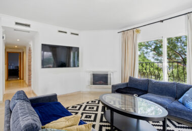 Przestronny pokój czteroosobowy, dwupoziomowy apartament w kompleksie Los Pinos de Aloha, Nueva Andalucía, Marbella