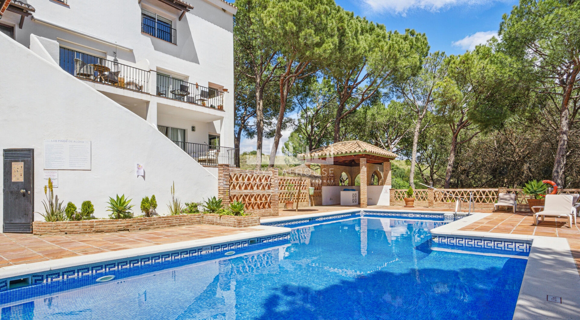 Przestronny pokój czteroosobowy, dwupoziomowy apartament w kompleksie Los Pinos de Aloha, Nueva Andalucía, Marbella