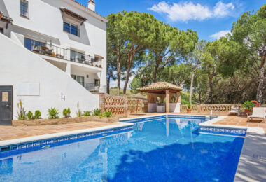 Przestronny pokój czteroosobowy, dwupoziomowy apartament w kompleksie Los Pinos de Aloha, Nueva Andalucía, Marbella