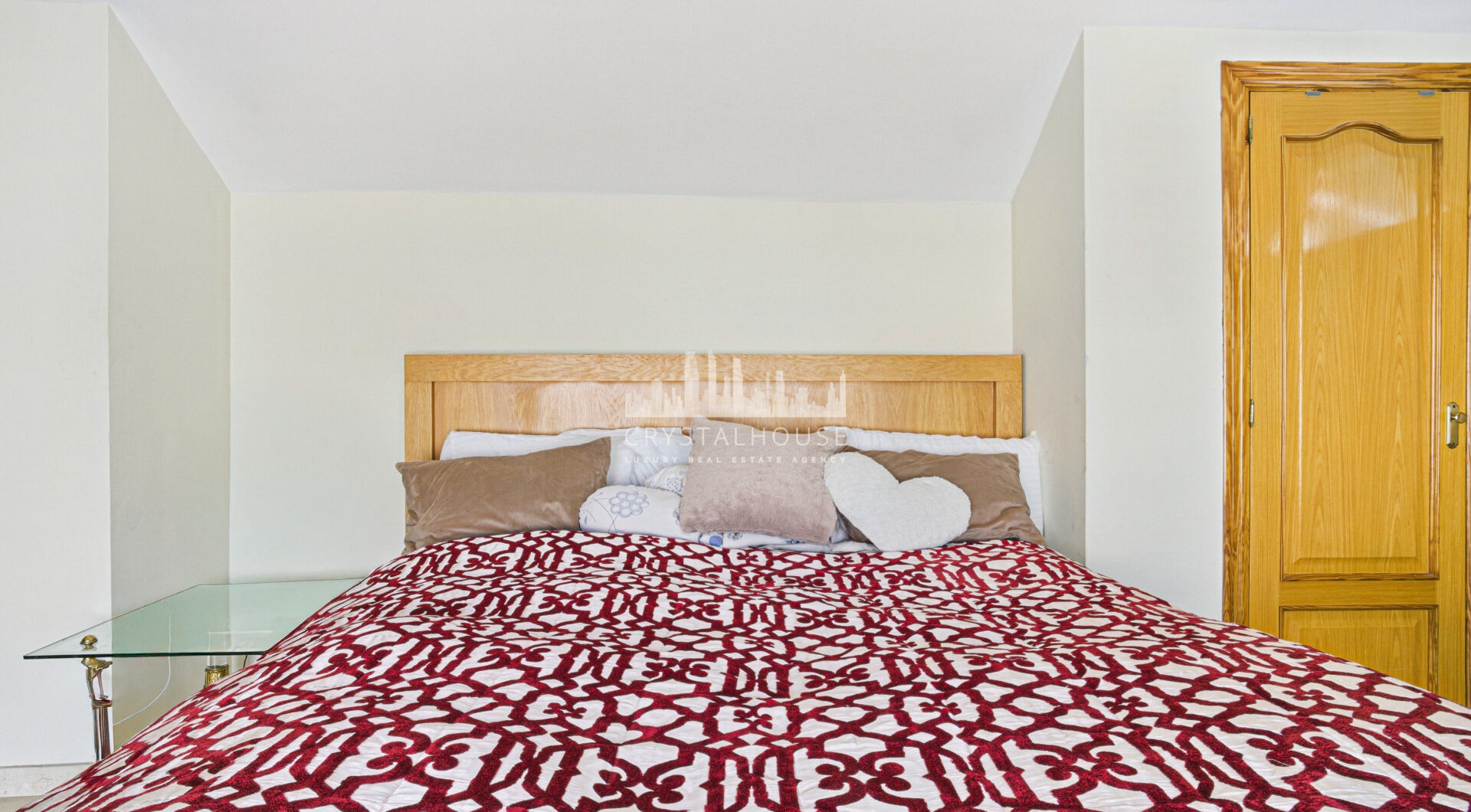 Przestronny pokój czteroosobowy, dwupoziomowy apartament w kompleksie Los Pinos de Aloha, Nueva Andalucía, Marbella