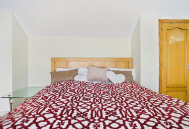 Przestronny pokój czteroosobowy, dwupoziomowy apartament w kompleksie Los Pinos de Aloha, Nueva Andalucía, Marbella