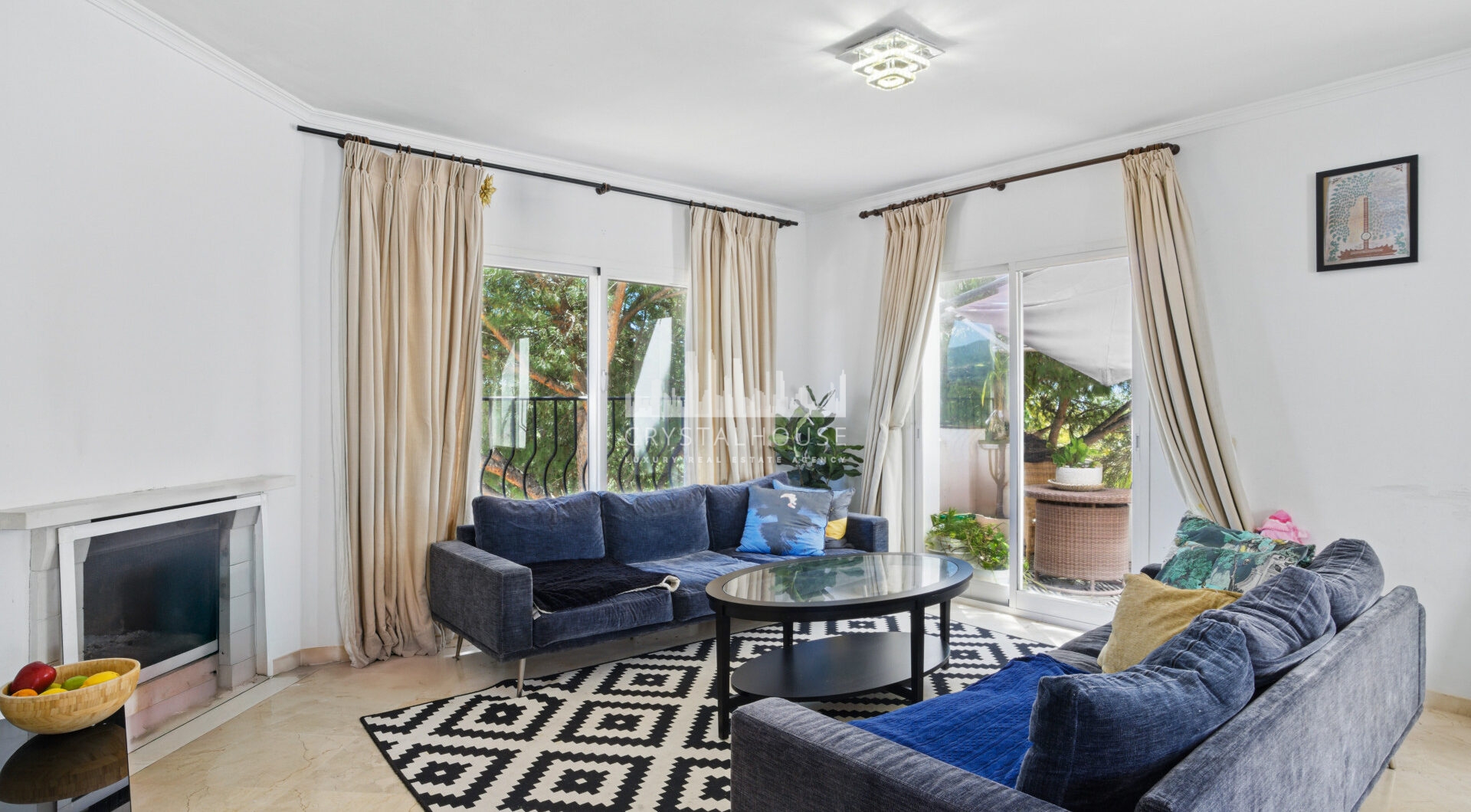 Przestronny pokój czteroosobowy, dwupoziomowy apartament w kompleksie Los Pinos de Aloha, Nueva Andalucía, Marbella