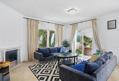 Przestronny pokój czteroosobowy, dwupoziomowy apartament w kompleksie Los Pinos de Aloha, Nueva Andalucía, Marbella