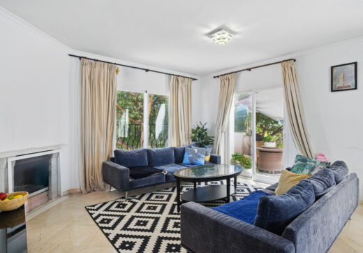 Przestronny pokój czteroosobowy, dwupoziomowy apartament w kompleksie Los Pinos de Aloha, Nueva Andalucía, Marbella
