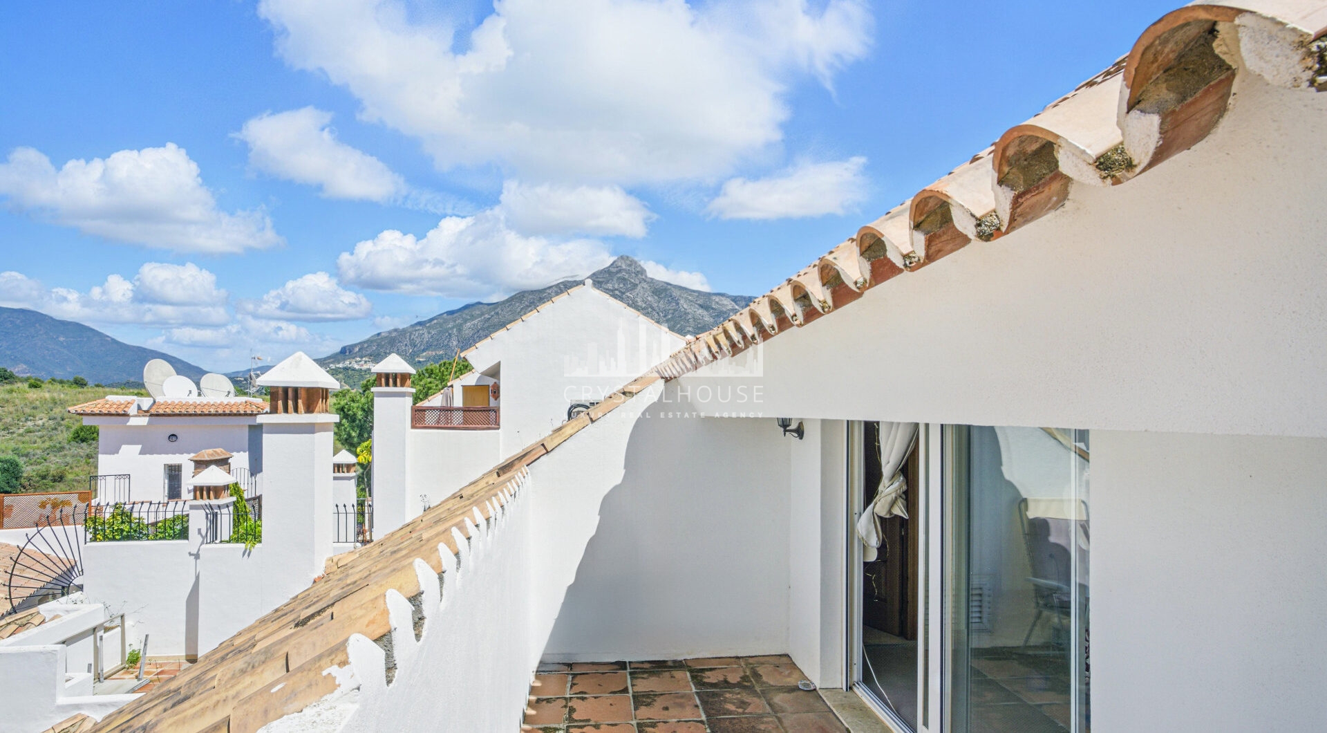 Przestronny pokój czteroosobowy, dwupoziomowy apartament w kompleksie Los Pinos de Aloha, Nueva Andalucía, Marbella
