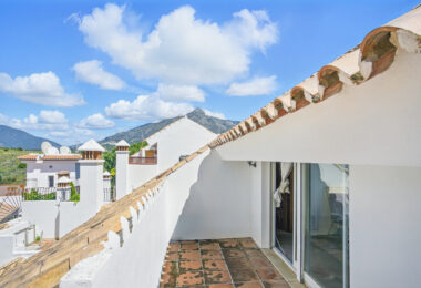Przestronny pokój czteroosobowy, dwupoziomowy apartament w kompleksie Los Pinos de Aloha, Nueva Andalucía, Marbella