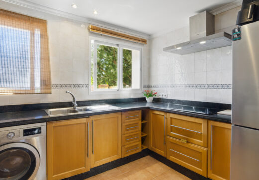 Przestronny pokój czteroosobowy, dwupoziomowy apartament w kompleksie Los Pinos de Aloha, Nueva Andalucía, Marbella