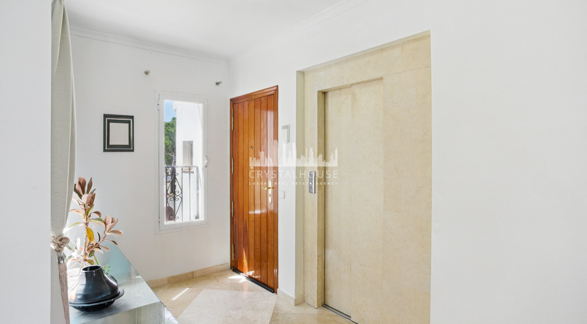 Przestronny pokój czteroosobowy, dwupoziomowy apartament w kompleksie Los Pinos de Aloha, Nueva Andalucía, Marbella