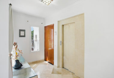 Przestronny pokój czteroosobowy, dwupoziomowy apartament w kompleksie Los Pinos de Aloha, Nueva Andalucía, Marbella