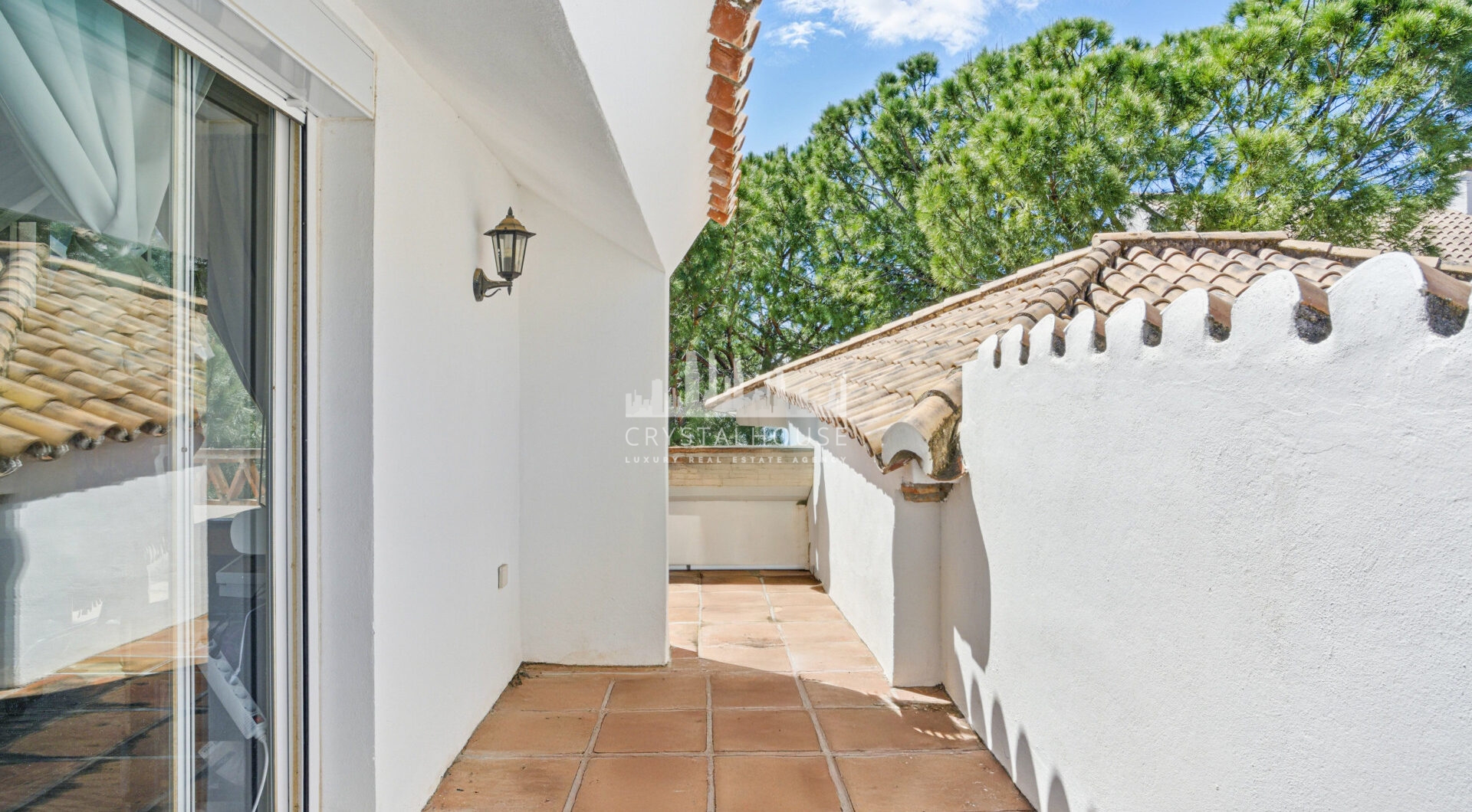 Przestronny pokój czteroosobowy, dwupoziomowy apartament w kompleksie Los Pinos de Aloha, Nueva Andalucía, Marbella
