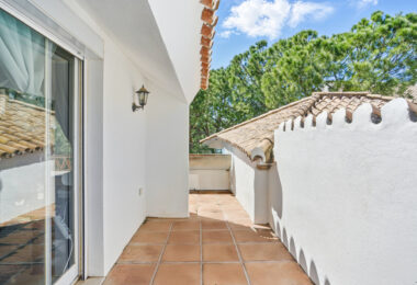 Przestronny pokój czteroosobowy, dwupoziomowy apartament w kompleksie Los Pinos de Aloha, Nueva Andalucía, Marbella
