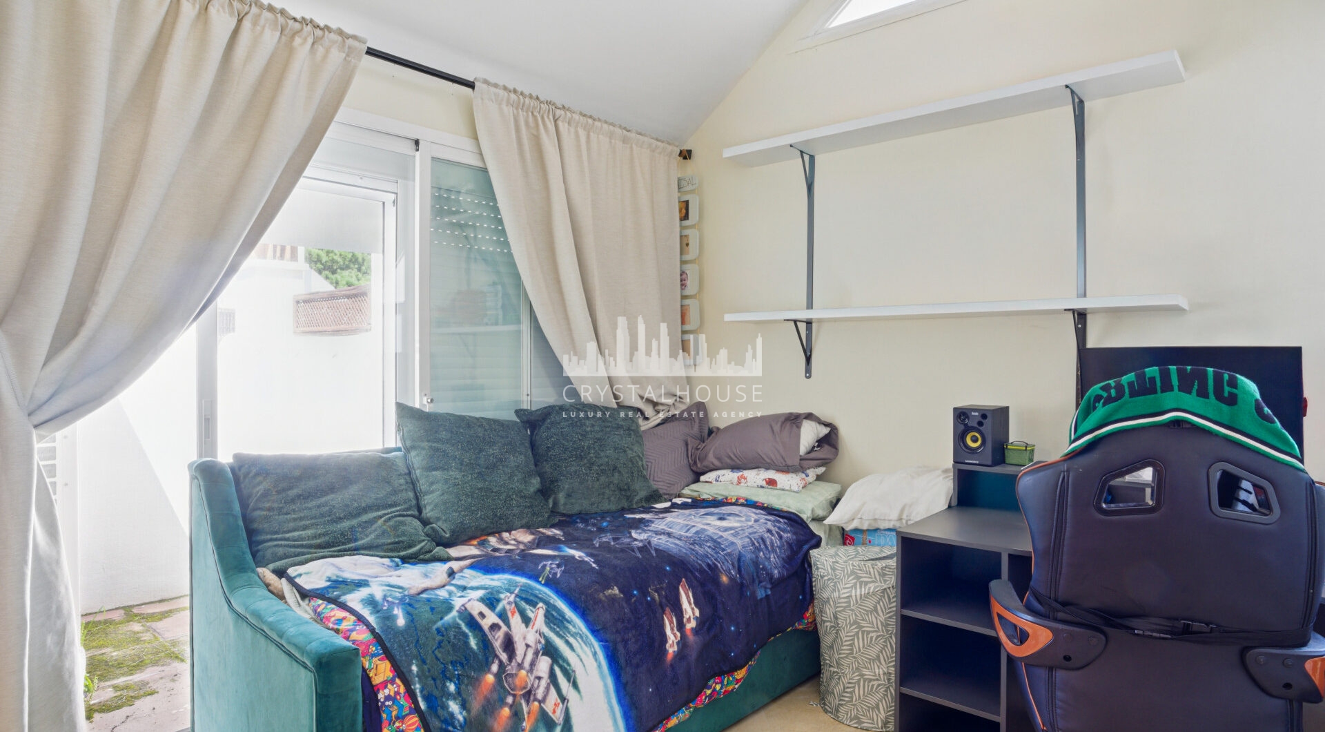Przestronny pokój czteroosobowy, dwupoziomowy apartament w kompleksie Los Pinos de Aloha, Nueva Andalucía, Marbella