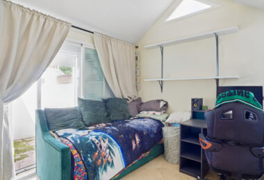 Przestronny pokój czteroosobowy, dwupoziomowy apartament w kompleksie Los Pinos de Aloha, Nueva Andalucía, Marbella