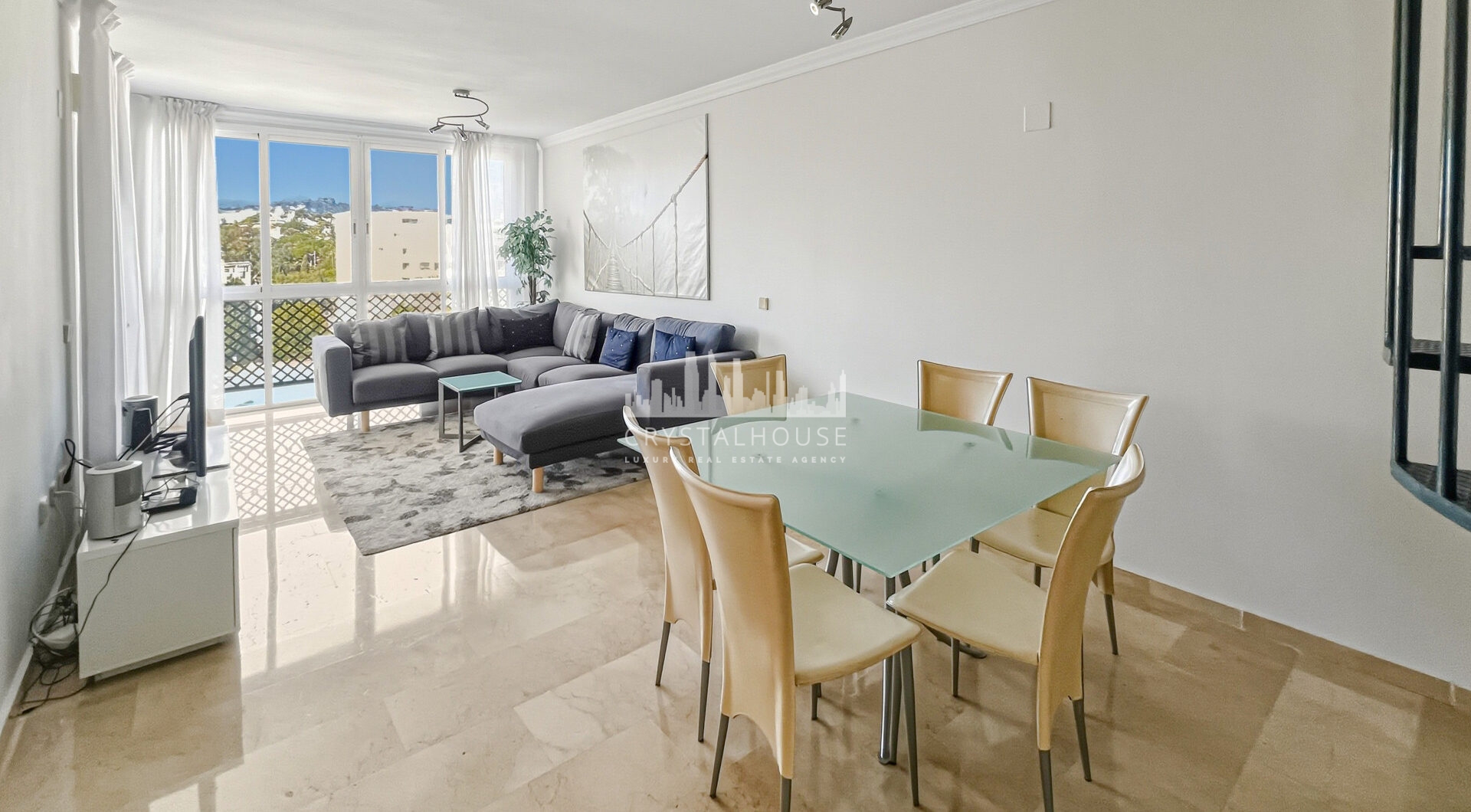 Fantastyczny, południowo-zachodni czteropokojowy dwupoziomowy apartament, ustawiony w doskonałej pozycji w prestiżowym Puerto Banús, Marbella