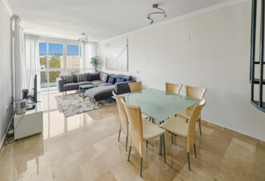 Fantastyczny, południowo-zachodni czteropokojowy dwupoziomowy apartament, ustawiony w doskonałej pozycji w prestiżowym Puerto Banús, Marbella