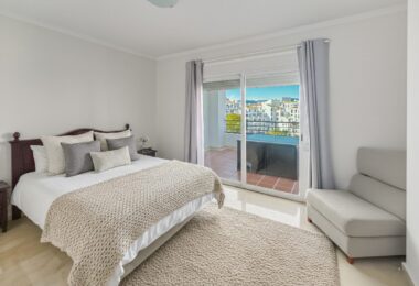 Fantastyczny, południowo-zachodni czteropokojowy dwupoziomowy apartament, ustawiony w doskonałej pozycji w prestiżowym Puerto Banús, Marbella