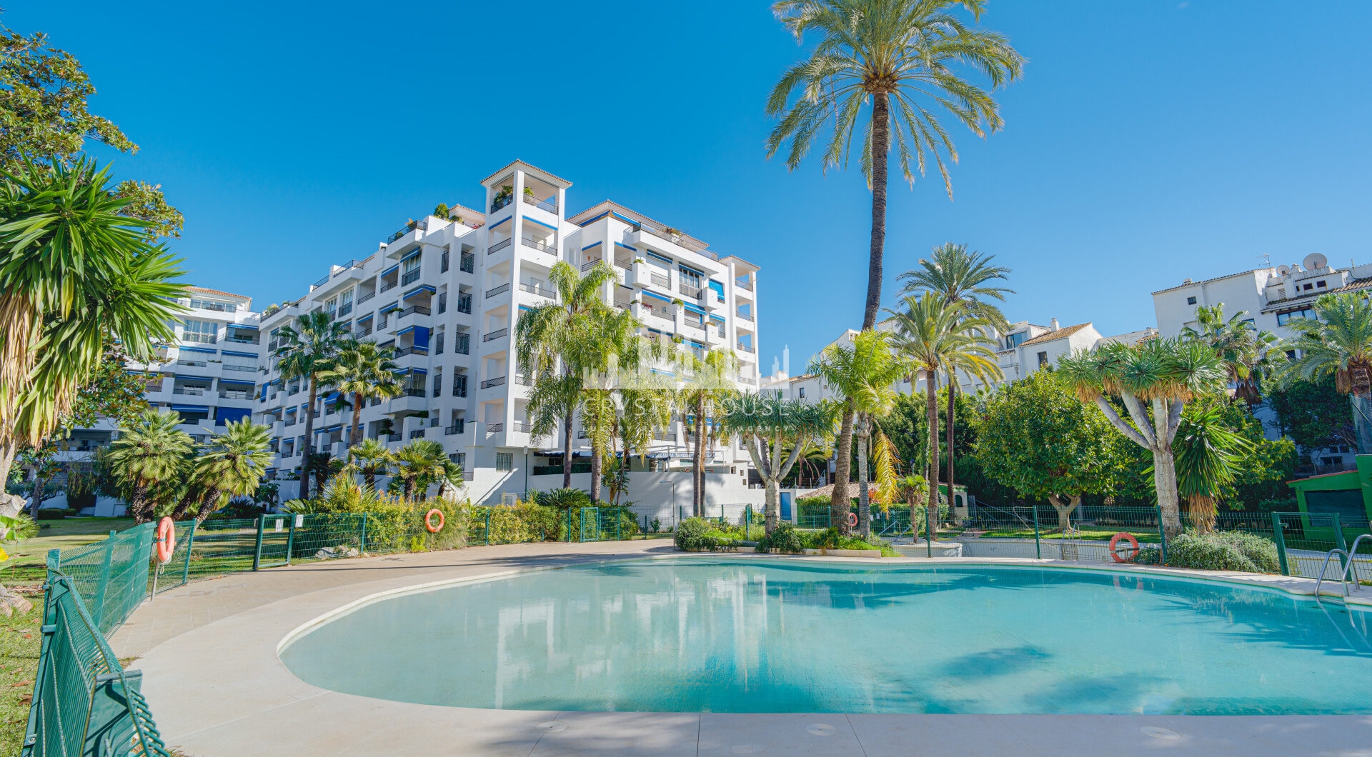 Fantastyczny, południowo-zachodni czteropokojowy dwupoziomowy apartament, ustawiony w doskonałej pozycji w prestiżowym Puerto Banús, Marbella