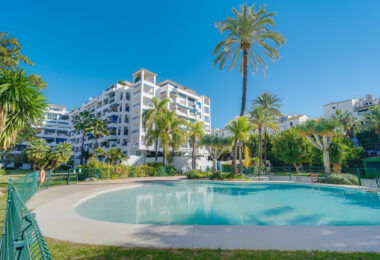 Fantastyczny, południowo-zachodni czteropokojowy dwupoziomowy apartament, ustawiony w doskonałej pozycji w prestiżowym Puerto Banús, Marbella