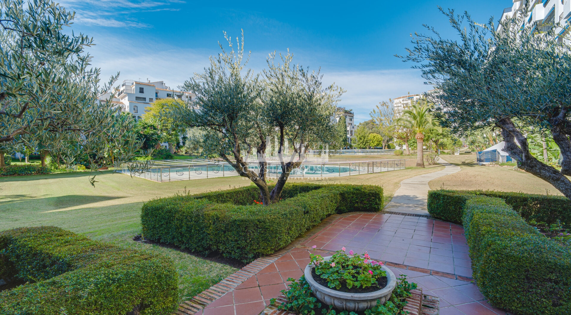 Fantastyczny, południowo-zachodni czteropokojowy dwupoziomowy apartament, ustawiony w doskonałej pozycji w prestiżowym Puerto Banús, Marbella