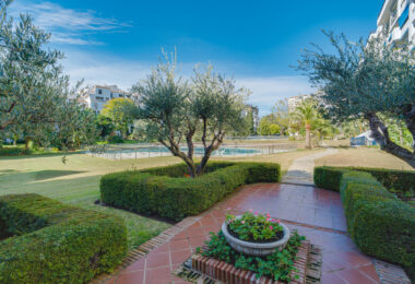 Fantastyczny, południowo-zachodni czteropokojowy dwupoziomowy apartament, ustawiony w doskonałej pozycji w prestiżowym Puerto Banús, Marbella