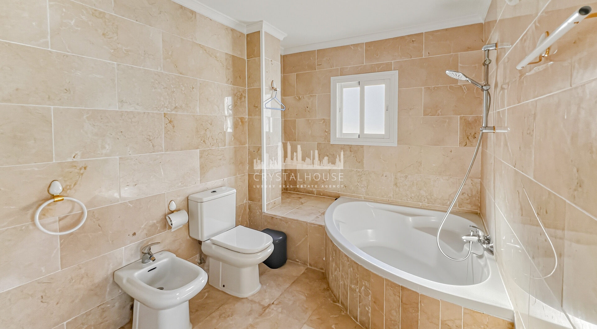Fantastyczny, południowo-zachodni czteropokojowy dwupoziomowy apartament, ustawiony w doskonałej pozycji w prestiżowym Puerto Banús, Marbella