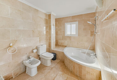 Fantastyczny, południowo-zachodni czteropokojowy dwupoziomowy apartament, ustawiony w doskonałej pozycji w prestiżowym Puerto Banús, Marbella
