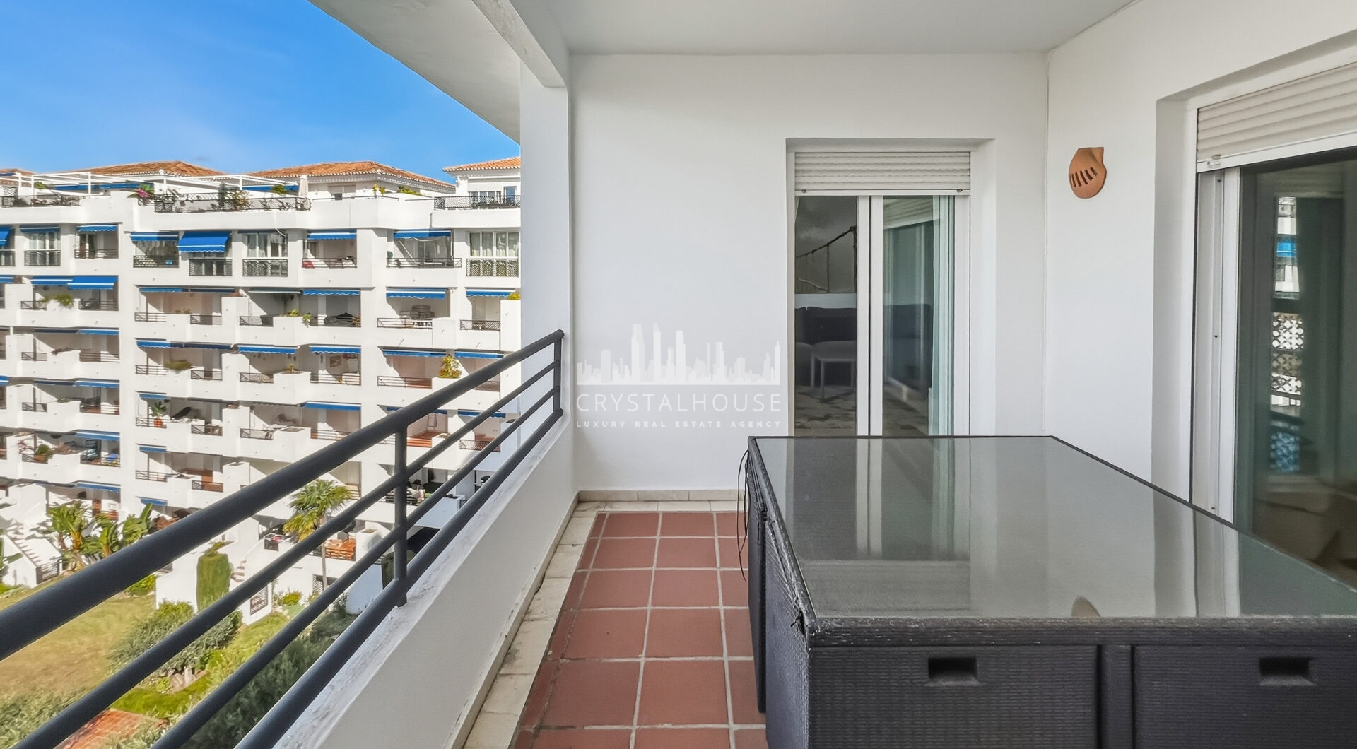 Fantastyczny, południowo-zachodni czteropokojowy dwupoziomowy apartament, ustawiony w doskonałej pozycji w prestiżowym Puerto Banús, Marbella