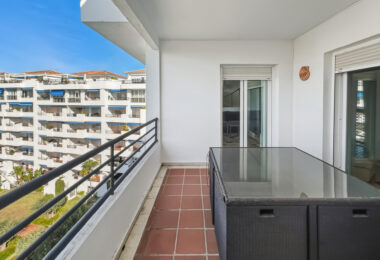 Fantastyczny, południowo-zachodni czteropokojowy dwupoziomowy apartament, ustawiony w doskonałej pozycji w prestiżowym Puerto Banús, Marbella