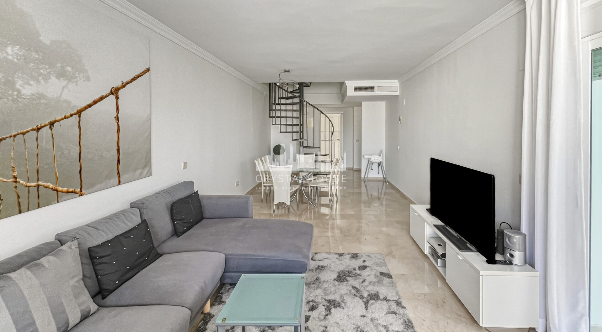 Fantastyczny, południowo-zachodni czteropokojowy dwupoziomowy apartament, ustawiony w doskonałej pozycji w prestiżowym Puerto Banús, Marbella