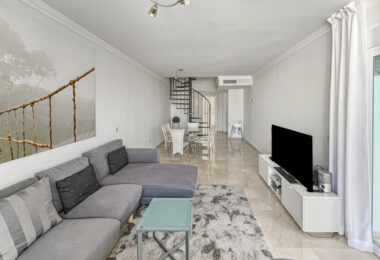 Fantastyczny, południowo-zachodni czteropokojowy dwupoziomowy apartament, ustawiony w doskonałej pozycji w prestiżowym Puerto Banús, Marbella