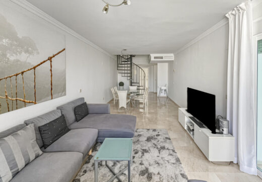 Fantastyczny, południowo-zachodni czteropokojowy dwupoziomowy apartament, ustawiony w doskonałej pozycji w prestiżowym Puerto Banús, Marbella