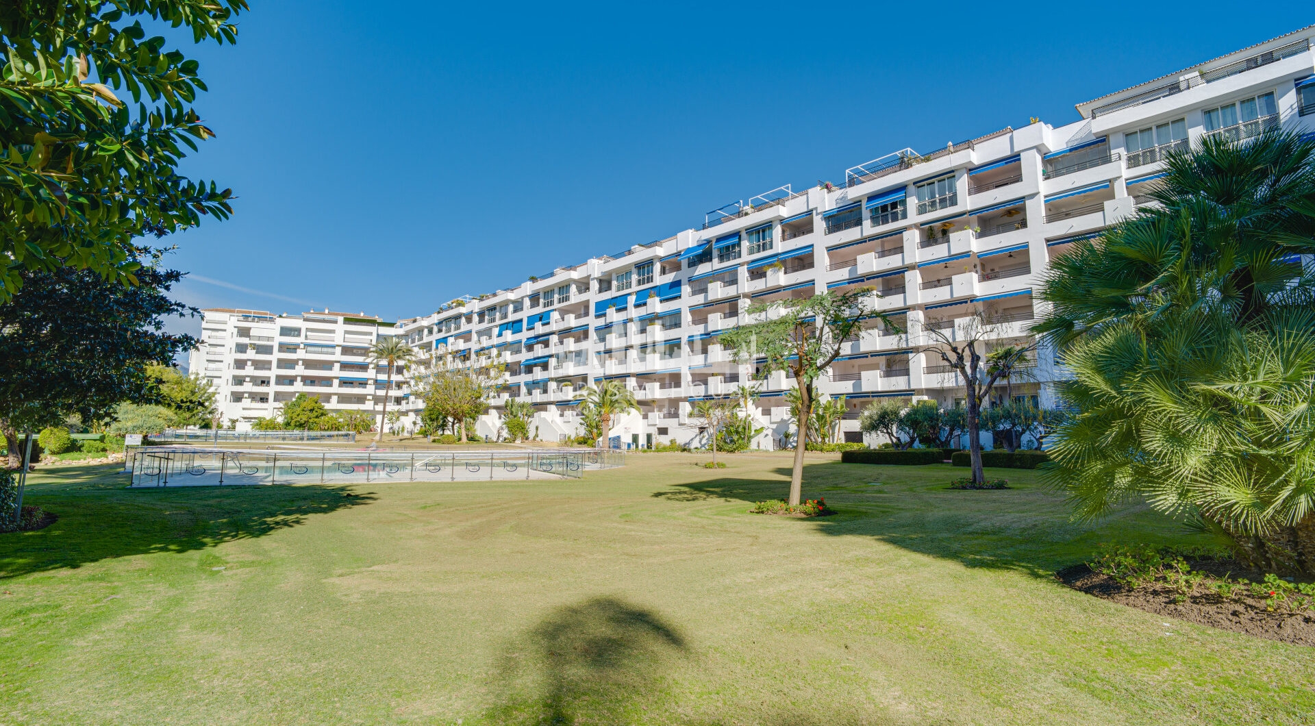 Fantastyczny, południowo-zachodni czteropokojowy dwupoziomowy apartament, ustawiony w doskonałej pozycji w prestiżowym Puerto Banús, Marbella