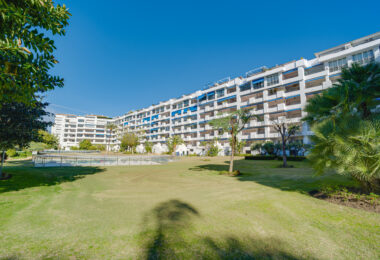 Fantastyczny, południowo-zachodni czteropokojowy dwupoziomowy apartament, ustawiony w doskonałej pozycji w prestiżowym Puerto Banús, Marbella
