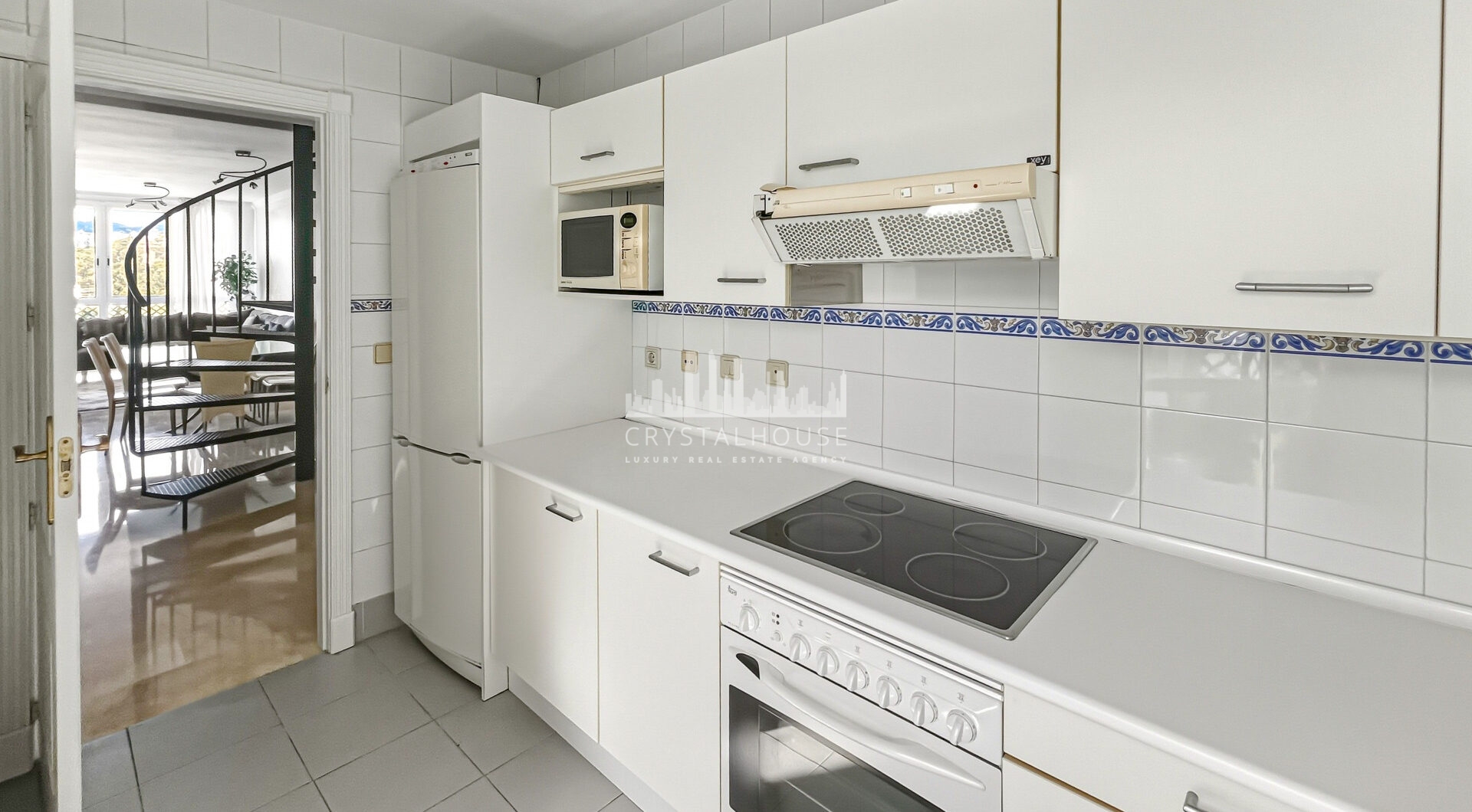 Fantastyczny, południowo-zachodni czteropokojowy dwupoziomowy apartament, ustawiony w doskonałej pozycji w prestiżowym Puerto Banús, Marbella