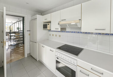 Fantastyczny, południowo-zachodni czteropokojowy dwupoziomowy apartament, ustawiony w doskonałej pozycji w prestiżowym Puerto Banús, Marbella