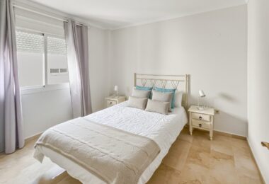 Fantastyczny, południowo-zachodni czteropokojowy dwupoziomowy apartament, ustawiony w doskonałej pozycji w prestiżowym Puerto Banús, Marbella