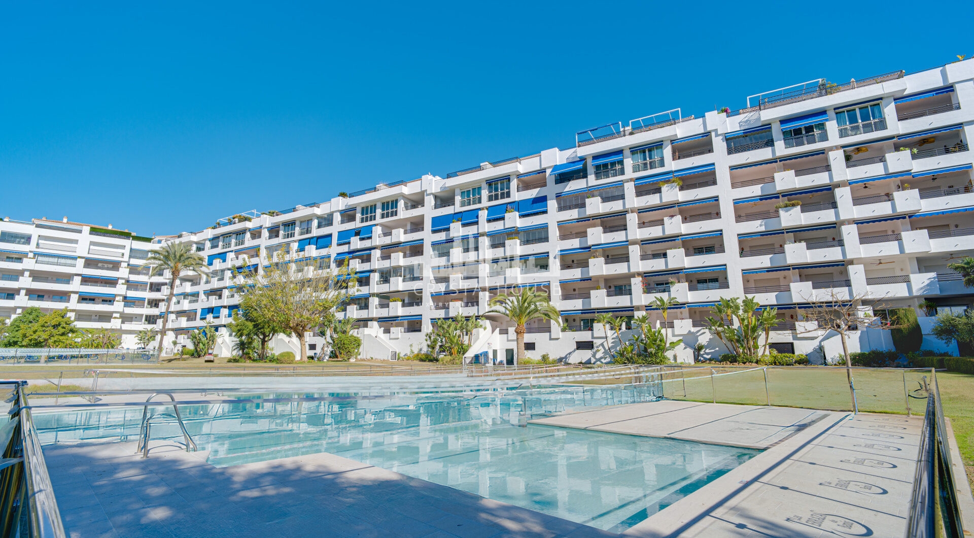 Fantastyczny, południowo-zachodni czteropokojowy dwupoziomowy apartament, ustawiony w doskonałej pozycji w prestiżowym Puerto Banús, Marbella