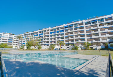 Fantastyczny, południowo-zachodni czteropokojowy dwupoziomowy apartament, ustawiony w doskonałej pozycji w prestiżowym Puerto Banús, Marbella