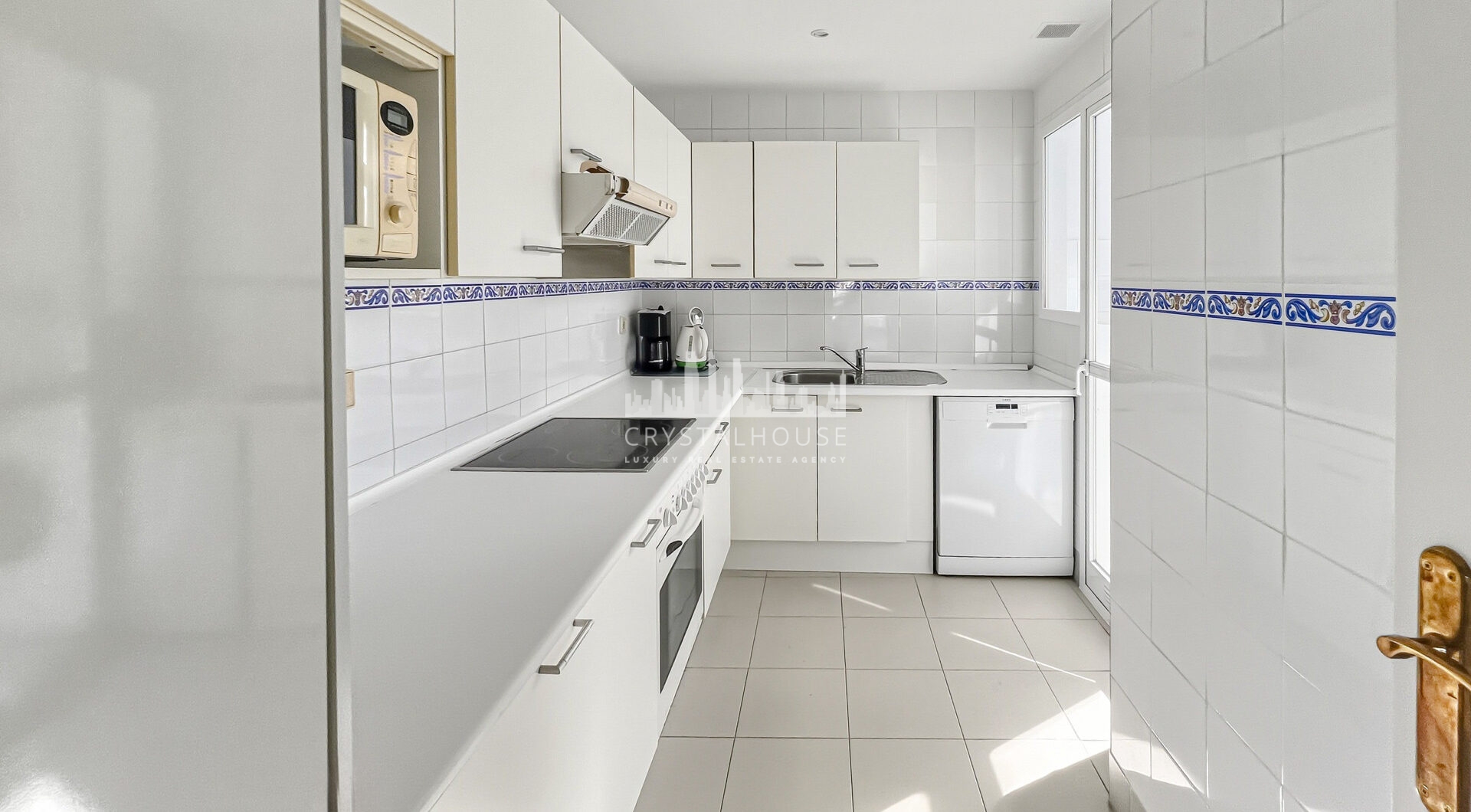 Fantastyczny, południowo-zachodni czteropokojowy dwupoziomowy apartament, ustawiony w doskonałej pozycji w prestiżowym Puerto Banús, Marbella