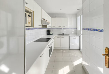 Fantastyczny, południowo-zachodni czteropokojowy dwupoziomowy apartament, ustawiony w doskonałej pozycji w prestiżowym Puerto Banús, Marbella