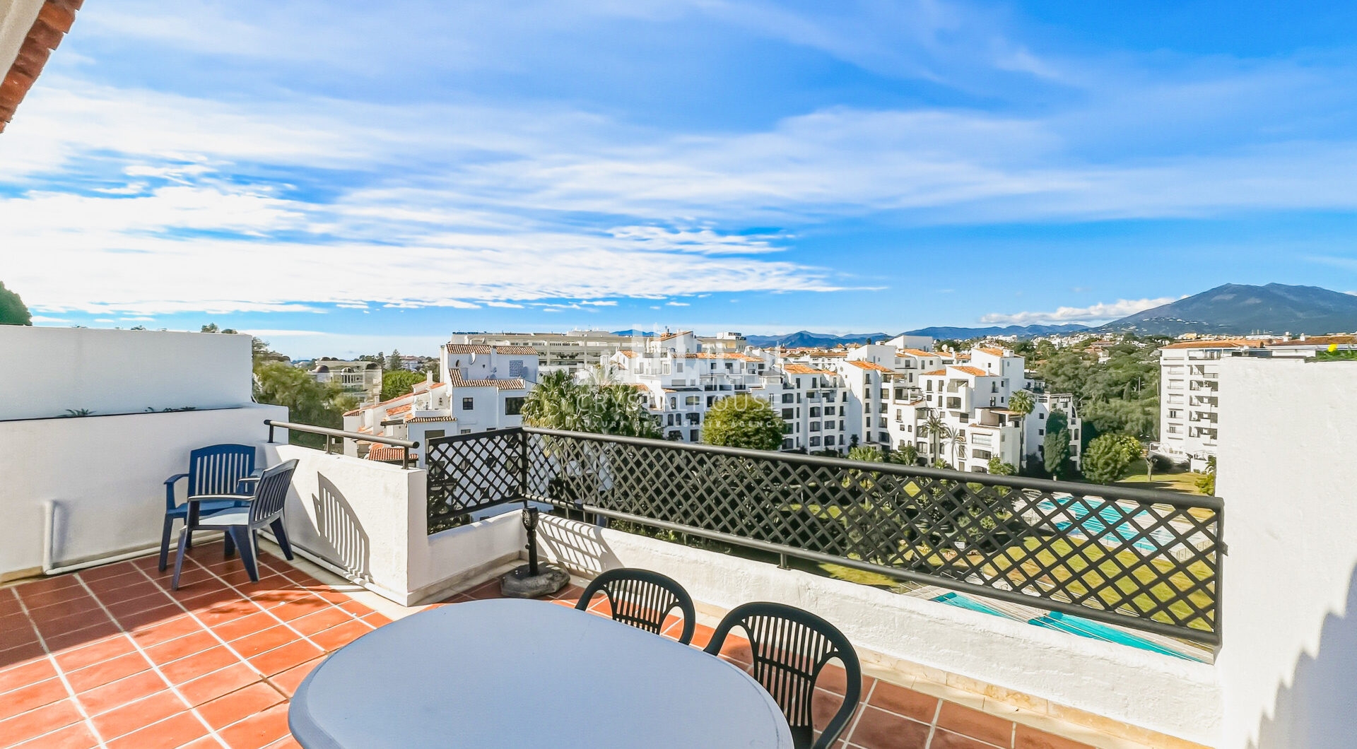 Fantastyczny, południowo-zachodni czteropokojowy dwupoziomowy apartament, ustawiony w doskonałej pozycji w prestiżowym Puerto Banús, Marbella