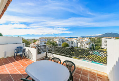 Fantastyczny, południowo-zachodni czteropokojowy dwupoziomowy apartament, ustawiony w doskonałej pozycji w prestiżowym Puerto Banús, Marbella