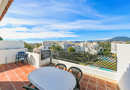 Fantastyczny, południowo-zachodni czteropokojowy dwupoziomowy apartament, ustawiony w doskonałej pozycji w prestiżowym Puerto Banús, Marbella