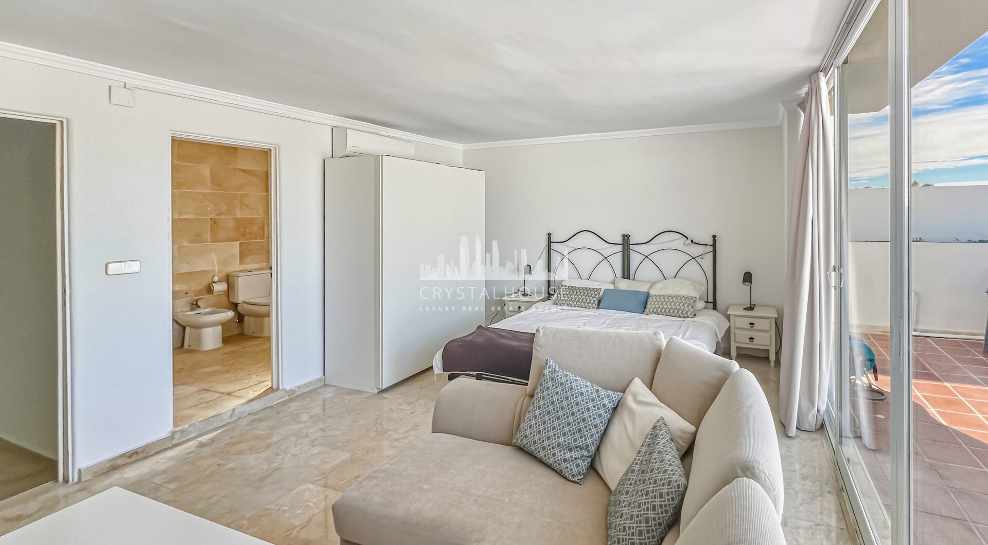 Fantastyczny, południowo-zachodni czteropokojowy dwupoziomowy apartament, ustawiony w doskonałej pozycji w prestiżowym Puerto Banús, Marbella
